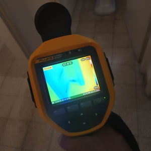 מצלמה תרמית מציגה תמונה עם אזורים כחולים וצהובים