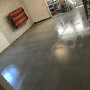 רצפה חדשה עם אריחים אפורים בחדר ריק