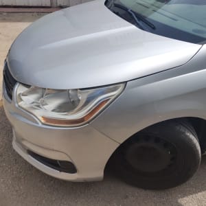 חזית רכב כסוף עם פנס קדמי וגלגל