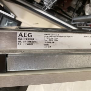 תווית מוצר AEG עם פרטי דגם ומתח חשמלי