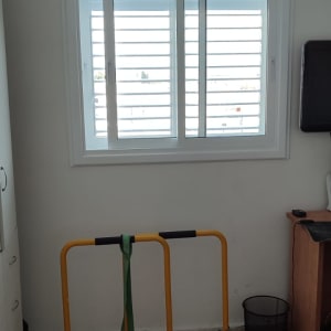 חלון אלומיניום עם תריסים לבנים