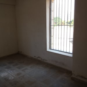 חלון עם סורגים בחדר ריק