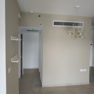 קיר צבוע בצבע בז