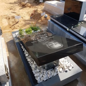 מצבות עם כיתוב ואבנים לבנות