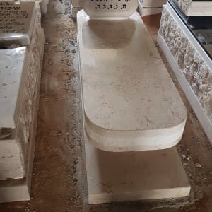 מצבות שיש עם כיתוב בעברית בבית קברות