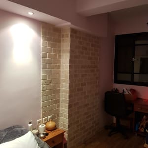 בניית קיר בריקים בחדר שינה על קיר בעייתי שנסדק