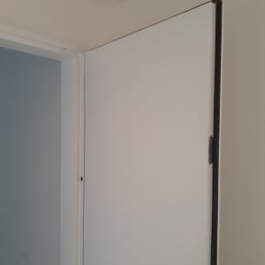 דלת לבנה עם מסגרת נקייה ופינה עליונה