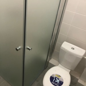 דלת מקלחת זכוכית חלבית עם ידיות מתכת