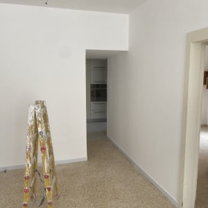 סולם צבוע בצבע לבן בחדר ריק