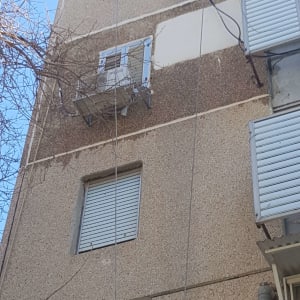 יחידת מיזוג אוויר מותקנת על קיר חיצוני של בניין