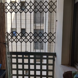 רשת מתכת על מרפסת למניעת כניסת יונים