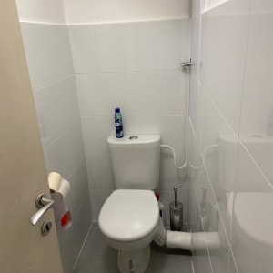 חדר שירותים עם קירות צבועים בלבן