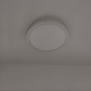 מנורת תקרה עגולה מותקנת על תקרה לבנה