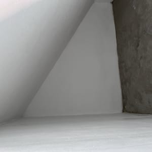 קיר משופץ עם צבע טרי על הקירות