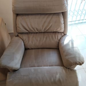 כורסה מבד בצבע בז