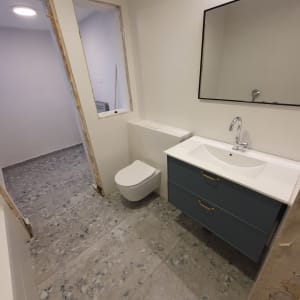 חדר אמבטיה עם כיור וברז, אסלה ומראה