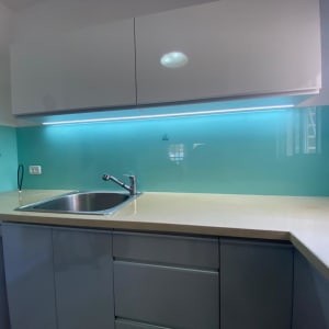 חיפוי זכוכית במטבח