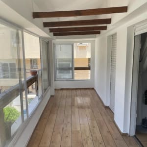 מרפסת עם קורות עץ ותקרה לבנה