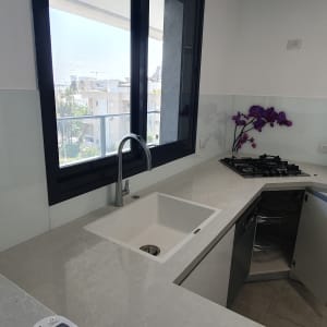 זכוכית שקופה על הקיר במטבח מודרני