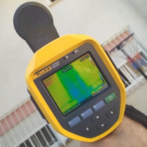 מצלמה תרמית פלוק מציגה תמונת חום על מסך