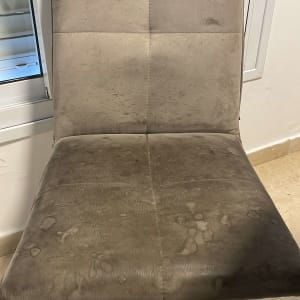 כיסא עם כתמים על הריפוד