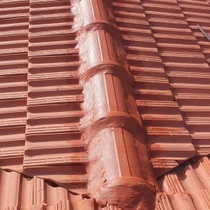 איטום גג רעפים עם חומר אטימה אדום