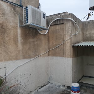 יחידת מיזוג אוויר מותקנת על קיר חיצוני