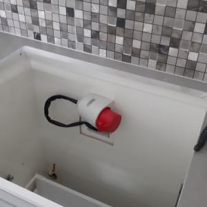 שקע חשמלי עם כיסוי אדום מותקן על קיר