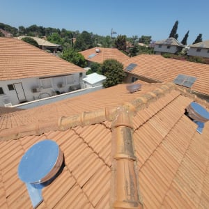 גג רעפים עם פתחי אוורור עגולים ומחברים