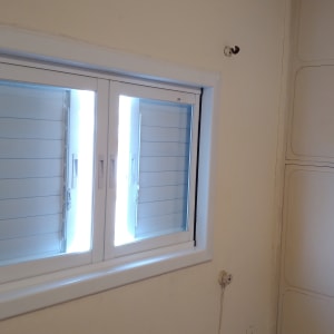 חלון אלומיניום עם תריסים פנימיים