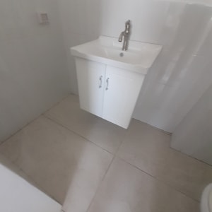 כיור לבן עם ברז בחדר אמבטיה נקי