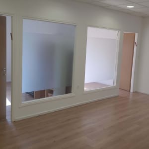 חדר ריק עם רצפת עץ ודלתות סגורות