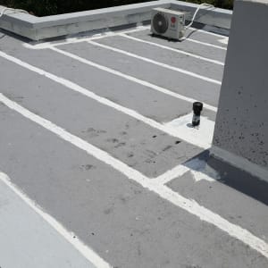 גג אטום עם קווים לבנים לאיטום