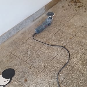 מכונת ליטוש על רצפה עם לכלוך