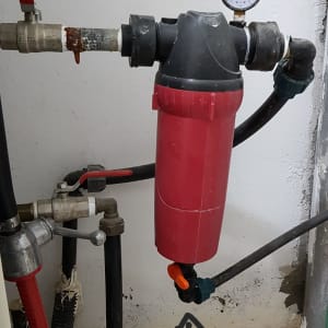 מסנן מים עם צינורות וברזים