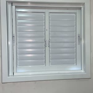 חלון אלומיניום עם תריסים סגורים
