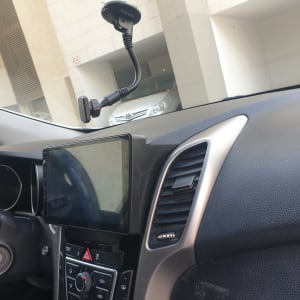 מערכת מולטימדיה ברכב עם תושבת לטלפון