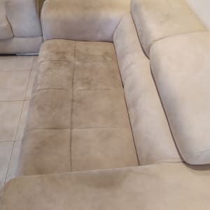 ספה עם כתמים כהים על הריפוד