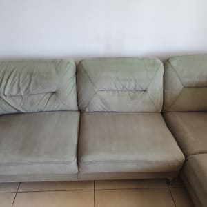 ספה עם כתמים על הריפוד