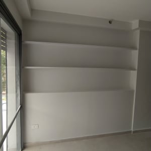 מדפים לבנים מותקנים על קיר