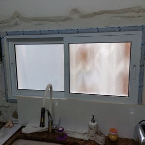 חלון אלומיניום עם זכוכית חלבית במטבח