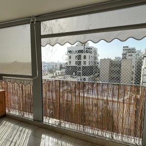 מרפסת עם סוככים לבנים ומעקה במבוק