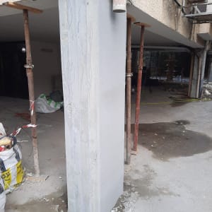 עמוד בטון תומך עם פיגומים באתר בנייה