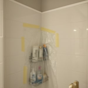 סולם ופלסטיק לכיסוי לפני צביעה בחדר אמבטיה