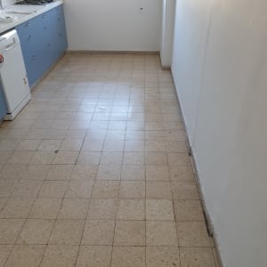 רצפה נקייה במטבח עם ארונות וכיריים