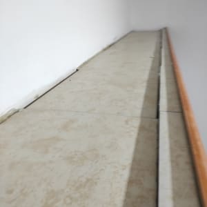 רצפה מלוכלכת עם כתמים, זקוקה לניקוי