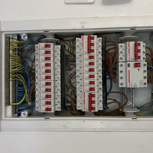 לוח חשמל עם מפסקים וחוטי חשמל צבעוניים