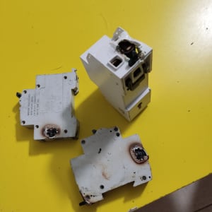 מפסקי חשמל שרופים על שולחן צהוב