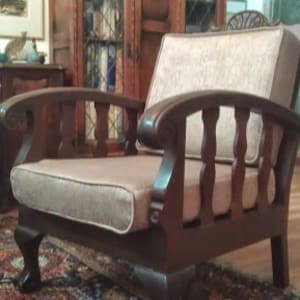 כורסא (אחת מתוך שתיים). גם לאחר התיקון של הרפד - המידות שגויות הבסיס בולט מאוד ממסגרת הכורסא. הגב כשיח, אינו "מתחבר" לכרית הישיבה (נראה כאילו פס רווח שחור) כרית המשענת קשיחה, מסתירה את עיצוב הרהיט.