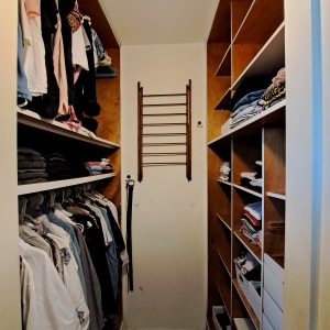 ארון בגדים מסודר עם מדפים ותלייה